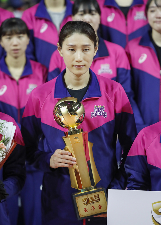 Kim Yeon-koung holds the runner-up trophy after losing the 2022-23 V League championship 3-2 against Gimcheon Korea Expressway Hi-Pass at Incheon Samsan World Gymnasium in Incheon on Thursday. [NEWS1] 
