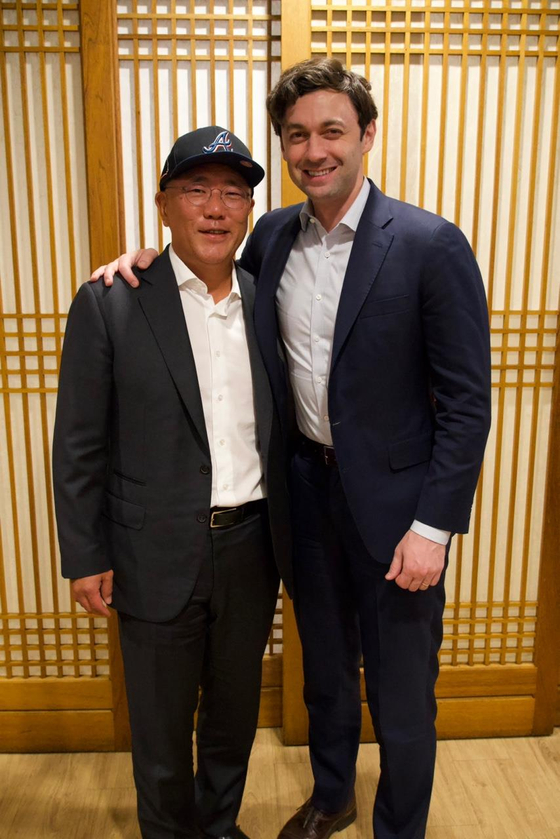 Hyundai Motor Group Executive Chair Euisun Chung, left, takes a photo with Jon Ossoff, United States senator from Georgia, after a meeting at a restaurant in Seoul, on Thursday. Hyundai is building a $5.5-billion electric vehicle plant in Georgia. [YONHAP]