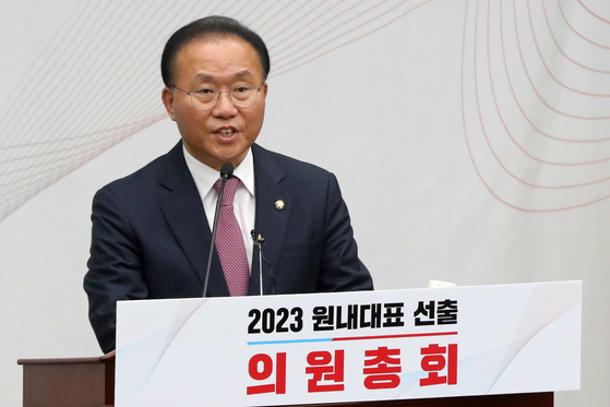 Rep. Yun Jae-ok gives an address after he is elected as the new floor leader of the conservative People Power Party (PPP) at the National Assembly in Yeouido, western Seoul, on Friday. [NEWS1]