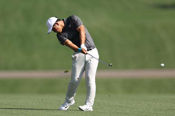 Tom Kim plays a shot on the fifth hole during a practice round prior to the 2023 Masters Tournament at Augusta National Golf Club on Wednesday in Augusta, Georgia.  [AFP/YONHAP]