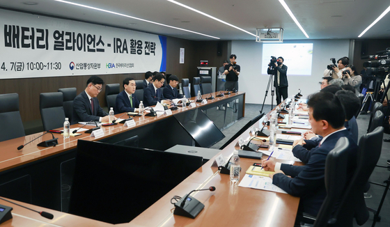 Trade Minister Lee Chang-yang and CEOs of key local battery makers and material companies hold a meeting Friday to discuss the country's financial support. [NEWS1] 
