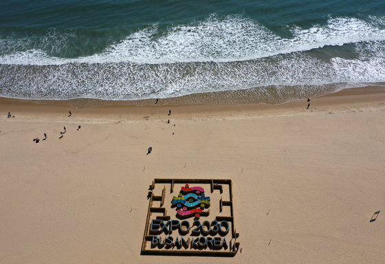 A maze-shaped installation with the 2030 World Expo Busan Korea logo is set up in Haeundae Beach, Busan, on Monday afternoon ahead of the arrival of the Bureau International des Expositions (BIE) delegation. The BIE arrived in Korea on Sunday for a six-day on-site inspection to evaluate Busan's bid to host the 2030 World Expo, which is expected to be a pivotal point in the bidding competition. [YONHAP]