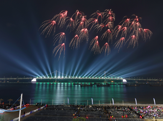 A test firework display goes off over Gwangalli Beach on Thursday ahead of a 30-minute show to mark the end of the Bureau International des Expositions’ (BIE) visit to Busan. The BIE was visiting to assess the port city’s bid to host World Expo 2030. [YONHAP]