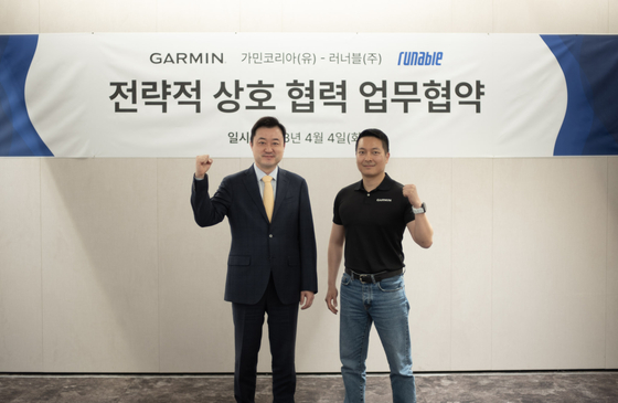 Runable CEO Ryu Young-ho poses for a photo after signing a business agreement with Garmin on Tuesday. [RUNABLE]