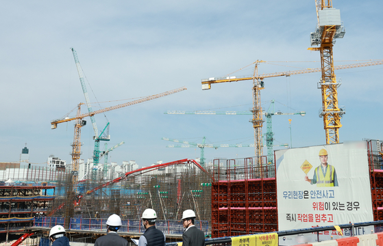 A team from the Land Ministry, Employment Ministry, Seoul city government and the police inspecting a construction site in Dongdaemun in March. The government has been cracking down on illegal suspension of work by crane operators. [YONHAP]