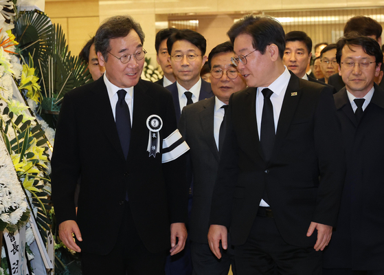 Former Democratic Party leader and Prime Minister Lee Nak-yon,left, and incumbent party leader Lee Jae-myung, right walks side by side at Samsung Medical Center’s funeral home in Gangnam, southern Seoul, on Sunday. It is their first meeting in more than a year. Lee Nak-yon left for U.S. in June last year. [JOINT PRESS CORPS]