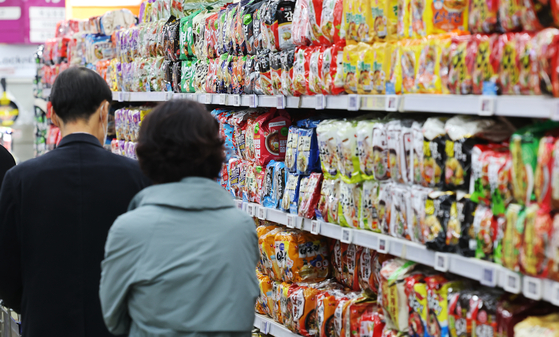Korea's instant noodle exports reached a record high of $208 million for the first quarter, according to preliminary data by the Korea Customs Service and Korea Agro-Fisheries & Food Trade Corporation on Sunday. The figure is up 14.3 percent from a year earlier. Above, people shop for instant noodles at a mart in southern Seoul on Sunday. 