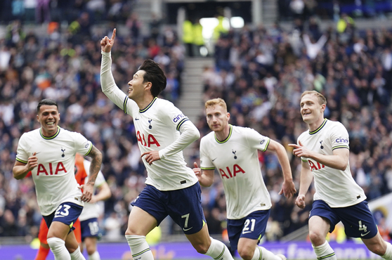 Tottenham Hotspur's Son Heung-min, second left, celebrates scoring their side's first goal of the game, his hundredth Premier League goal, during a Premier League match against Brighton & Hove Albion at Tottenham Hotspur Stadium in London on Saturday.  [AP/YONHAP]