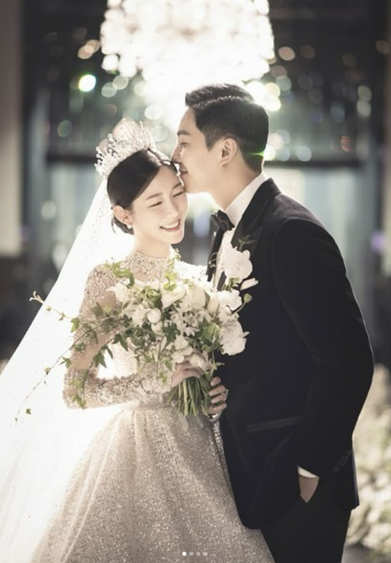 A photo from the wedding of actors Lee Seung-gi, right, and Lee Da-in [HUMANMADE]