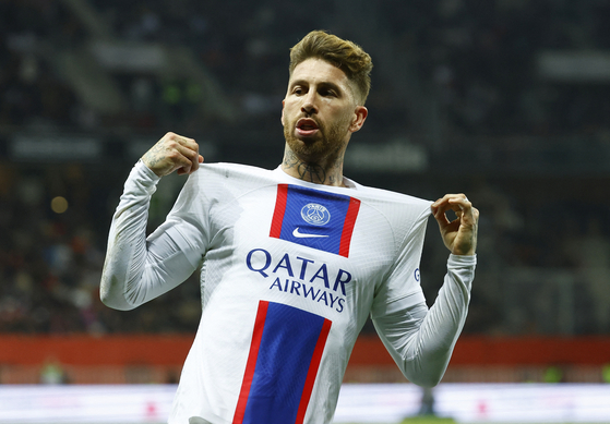 Paris Saint-Germain's Sergio Ramos celebrates after scoring a goal in a Ligue 1 game against OGC Nice at Allianz Riviera, Nice in France on Saturday. [REUTERS/YONHAP]