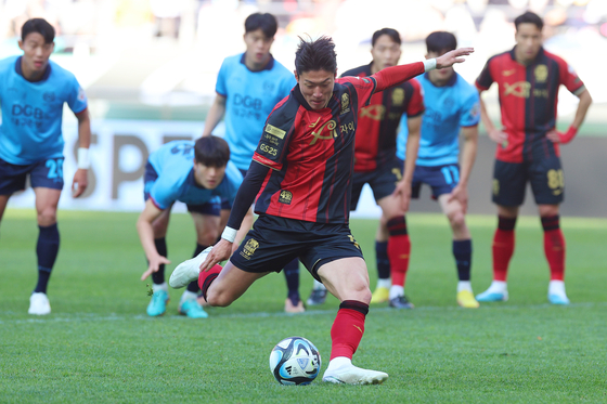 FC Seoul's Hwang Ui-jo takes a penalty during a K League game against Daegu FC at Seoul World Cup Stadium in Mapo District, western Seoul on Saturday. [YONHAP] 