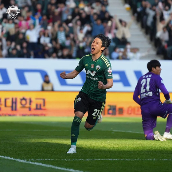 Jun Amano celebrates after scoring his debut goal for Jeonbuk Hyundai Motors during a K League game against Incheon United at Jeonju World Cup Stadium in Jeonju, North Jeolla in a photo shared on Jeonbuk's offical Facebook account on Sunday. [SCREEN CAPTURE]