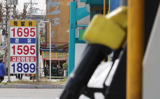 A self-service gas station is shown in Seoul on Monday. The government is reportedly exploring the possibility of gradually normalizing fuel tax cuts as a way to address decreased tax revenues. [YONHAP]