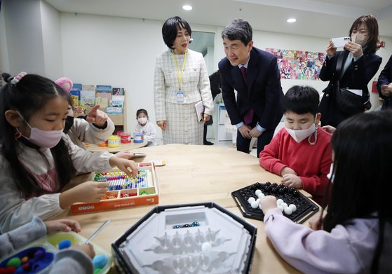 Deputy Prime Minister and Education Minister Lee Ju-ho visits a kindergarten in Songpa District, southern Seoul on Feb. 6. [NEWS]