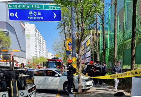 A drunk drivers’ car smashed on the side walk near a school in Daejeon on Saturday. The car hit four children one of which died the following day. [YONHAP]