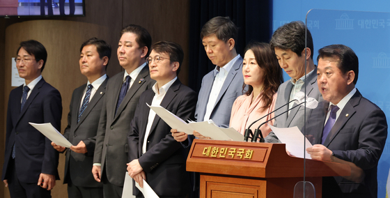 A group of Democratic Party lawmakers hold a press conference on the controversy surrounding reports that U.S. intelligence authorities have been spying on the South Korean presidential office at the National Assembly in Yeouido, western Seoul, Monday. [YONHAP]