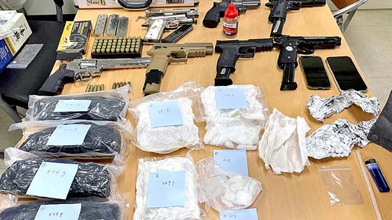 Seized items of a man indicted on Monday for smuggling drugs and guns from the United States to Korea, including seven guns and methamphetamines [SEOUL CENTRAL DISTRICT PROSECUTORS' OFFICE]