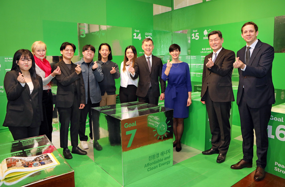 Marketa Pekarova Adamova, speaker of the Chamber of Deputies of Czechia, third from right; Gustav Slamecka, Czech ambassador to Korea, fourth from right; Kim Ki-hwan, director of Korea Foundation, second from right; and students majoring in the Czech language at an exhibition on sustainable development goals organized by the Czech Cultural Center and the foundation in Seoul last month. [PARK SANG-MOON]