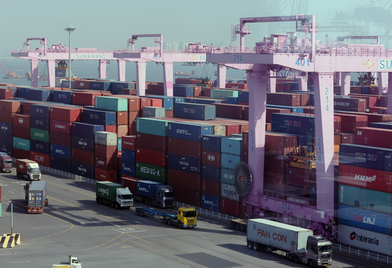 Containers stacked at a port in Incheon on March 31 [NEWS1]