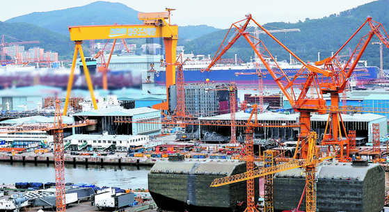 Large cranes are established at Daewoo Shipbuilding & Marine Engineering (DSME)'s shipyard in Geoje, South Gyeongsang. [YONHAP]