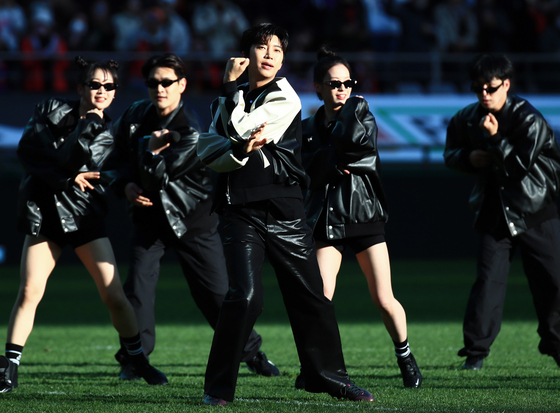 Singer Lim Young-woong performs during half time of a game between FC Seoul and Daegu FC at Seoul World Cup Stadium in Mapo District, western Seoul on Saturday. [NEWS1] 