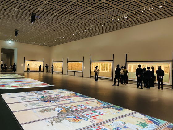 A view of the "Beyond Folding Screens 2" exhibition at the Amorepacific Museum of Art in central Seoul. [JOONGANG ILBO]