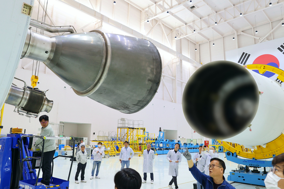 The first and second stages of Korea's space rocket Nuri are being assembled at the Naro Space Center in Goheung County, South Jeolla. [YONHAP]