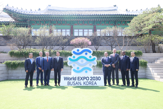 The Bureau International des Expositions (BIE) delegation poses for a commemorative photo during a luncheon with business leaders at Hotel Shilla in central Seoul on Monday. [NEWS1]