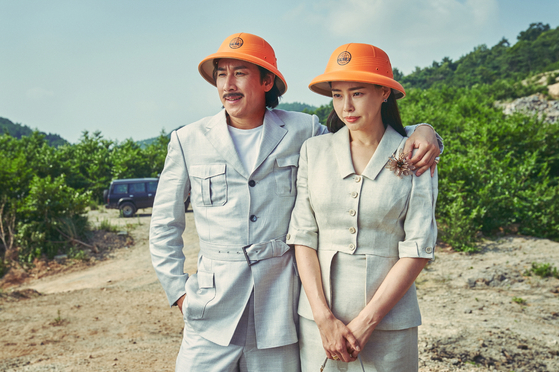 Actors Lee Sun-kyun, left, and Lee Ha-nee, right, in the romantic comedy film ″Killing Romance″ [LOTTE ENTERTAINMENT]