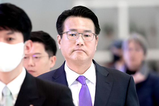 Kim Tae-hyo, Korea’s principal deputy national security adviser, arrives at Incheon International Airport to depart for his five-day trip to Washington on Tuesday. [YONHAP]