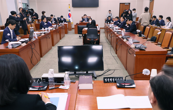 Members of the subcommittee for the Legislation and Judiciary Committee holds a meeting in launching an independent counsel, who would investigate the so-called ″5 billion won club″ at the National Assembly on Tuesday. All three of the People Power Party representatives walked off in protest.[YONHAP]