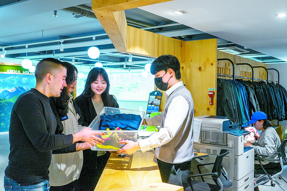 Seoul Hiking Tourism Center offers multilingual services for foreign hikers. [BAEK JONG-HYUN]