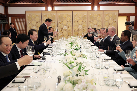 President Yoon Suk Yeol, third from left, toasts a visiting delegation of the Bureau International des Expositions (BIE) overseeing Busan's World Expo 2030 bid at a banquet at the Blue House compound in central Seoul Monday. [PRESIDENTIAL OFFICE]