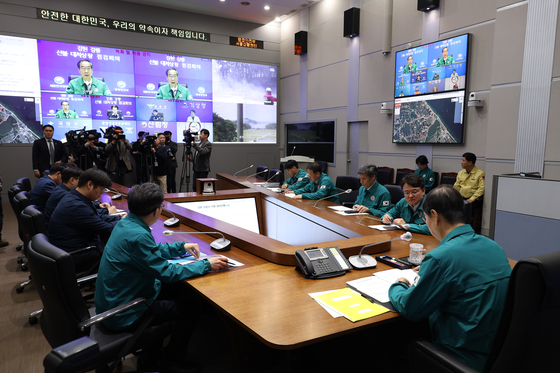 A government emergency team headed by Prime Minister Han Duck-soo monitors the situation at the situation room at the government complex in Seoul. [YONHAP]