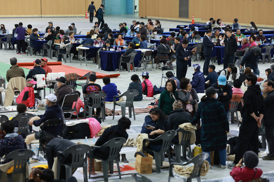 Gangneung residents that evacuated from the wild fire currently staying at the Gangneung Ice Arena on Tuesday. [YONHAP] 
