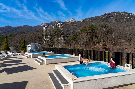 Jacuzzis are one of the big attractions of Paraspara. [BAEK JONG-HYUN]