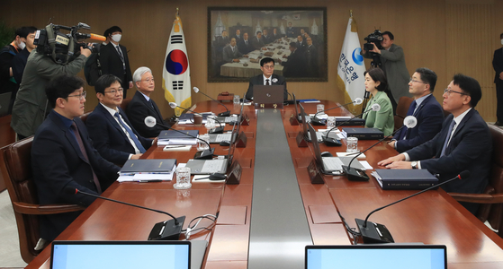 Bank of Korea’s Monetary Policy Board at a rate-setting meeting held in central Seoul on Tuesday. The board kept the rate unchanged for the second time in a row at 3.5 percent. [BANK OF KOREA]
