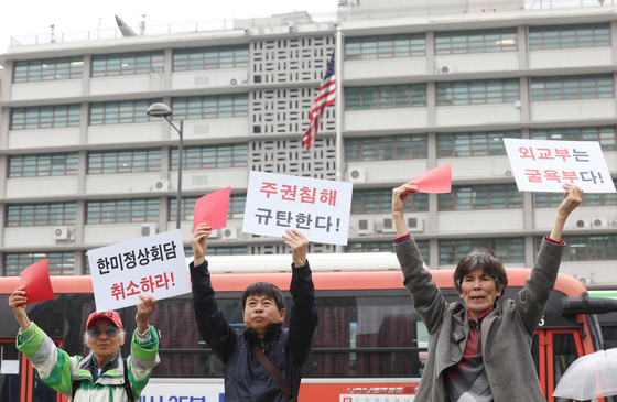  Members of a civic group protest outside the U.S. Embassy on Tuesday to condemn the U.S. for its purported eavesdropping on the South Korean government, demanding an apology from the U.S. [YONHAP]