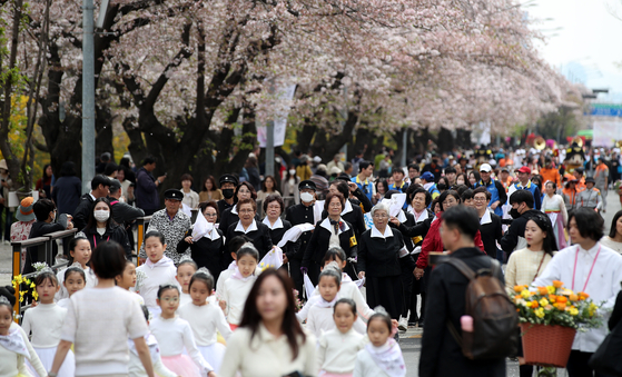 Crowds at Yeouido Cherry Blossom Road in western Seoul on April 4 [NEWS1]