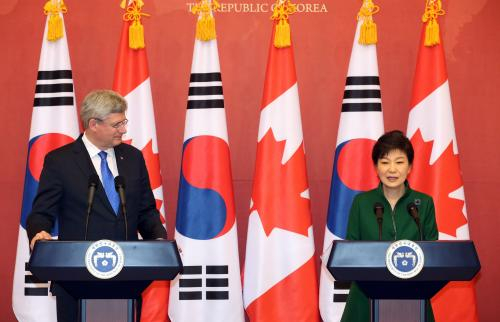 President Park Geun-hye, right, and Canadian Prime Minister Stephen Joseph Harper speak to the press in Seoul after they sign the free trade agreement at the Blue House in Seoul on March 11, 2014. [EMBASSY OF CANADA IN KOREA] 