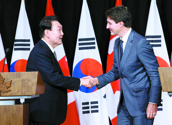 President Yoon Suk Yeol, left, shakes hands with Canadian Prime Minister Justin Trudeau after their press conference in Ottawa on Sept. 23, 2022. [YONHAP] 