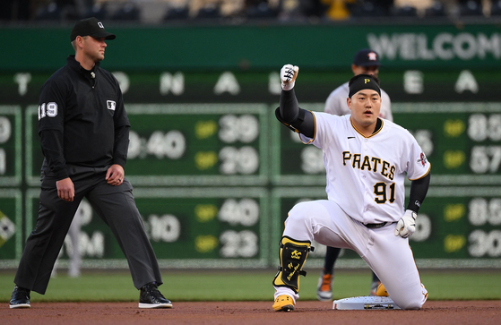 Pittsburgh Pirates' Choi Ji-man reacts after hitting a double in the first inning against the Houston Astros at PNC Park in Pittsburgh on Tuesday.  [AFP/YONHAP]