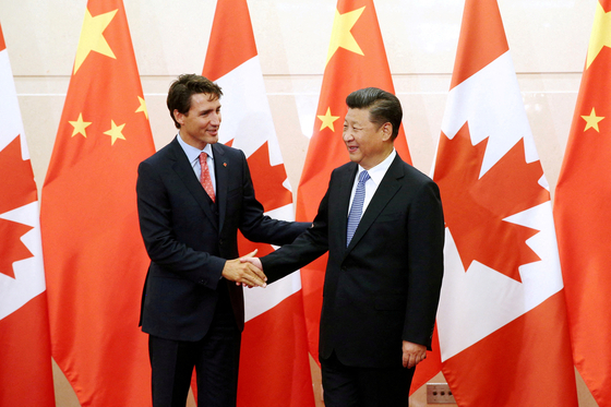 Chinese President Xi Jinping, right, shakes hands with Canadian Prime Minister Justin Trudeau ahead of their meeting at the Diaoyutai State Guesthouse in Beijing, China on Aug. 31, 2016. [REUTERS/YONHAP]