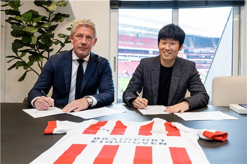 Jeonbuk Hyundai Motors Technical Director Park Ji-sung, right, with PSV Eindhoven Chief Executive Officer Marcel Brands pose during a signing ceremony at Philips Stadion in Eindhoven, the Netherlands on Monday. [YONHAP] 