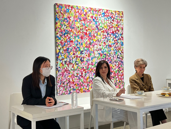 Angeliki Angelidis, who also goes by her Korean name Cheonsa, center, and Ekaterini Loupas, Greek ambassador to Korea, right, speak with the press at the Keumsan Gallery in Seoul on Wednesday. [KEUMSAN GALLERY]