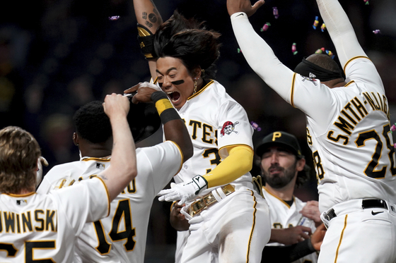 Pittsburgh Pirates' Bae Ji-hwan celebrates at home plate after hitting a game-winning, three-run home run against the Houston Astros during the ninth inning of a game in Pittsburgh on Tuesday.  [AP/YONHAP]
