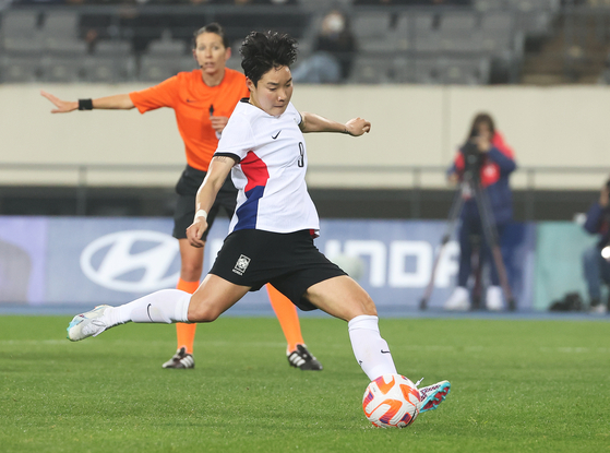 Lee Geum-min takes a penalty during a friendly with Zambia at Yongin Mir Stadium in Yongin, Gyeonggi on Tuesday. [YONHAP] 
