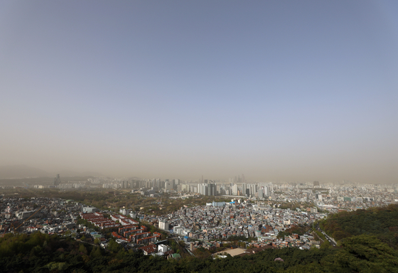 Seoul is coated in yellow dust on Wednesday. [NEWS1]