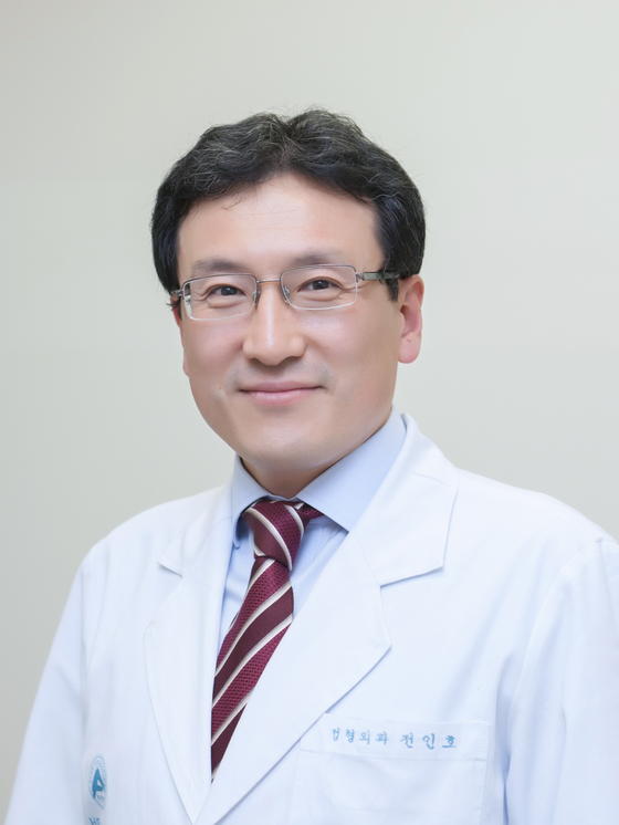 Professor Jeon In-ho of Asan Medical Center has been appointed as the president of the Asia Pacific Orthopedic Association Hand and Upper Limb Society. [Asan Medical Center]
