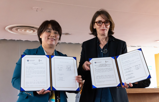 Chae So-hee, Director of the Cultural Heritage Utilization Office of the Cultural Heritage Administration, left, and Laurence Engel, director of BnF, pose for a photo after signing a memorandum of understanding on April 11 that allows the administration to help support the exhibition. [NEWS1] 